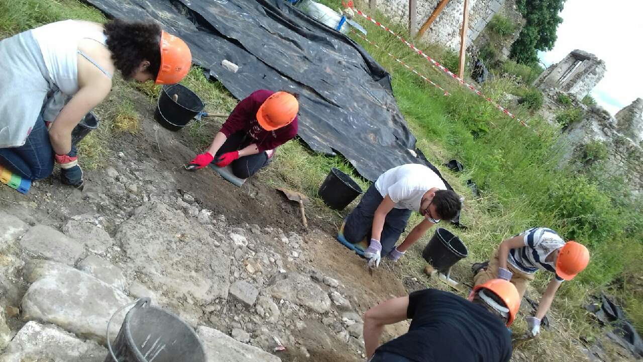 Les élèves en chantier-école archéologique à Jouars-Ponchartrain