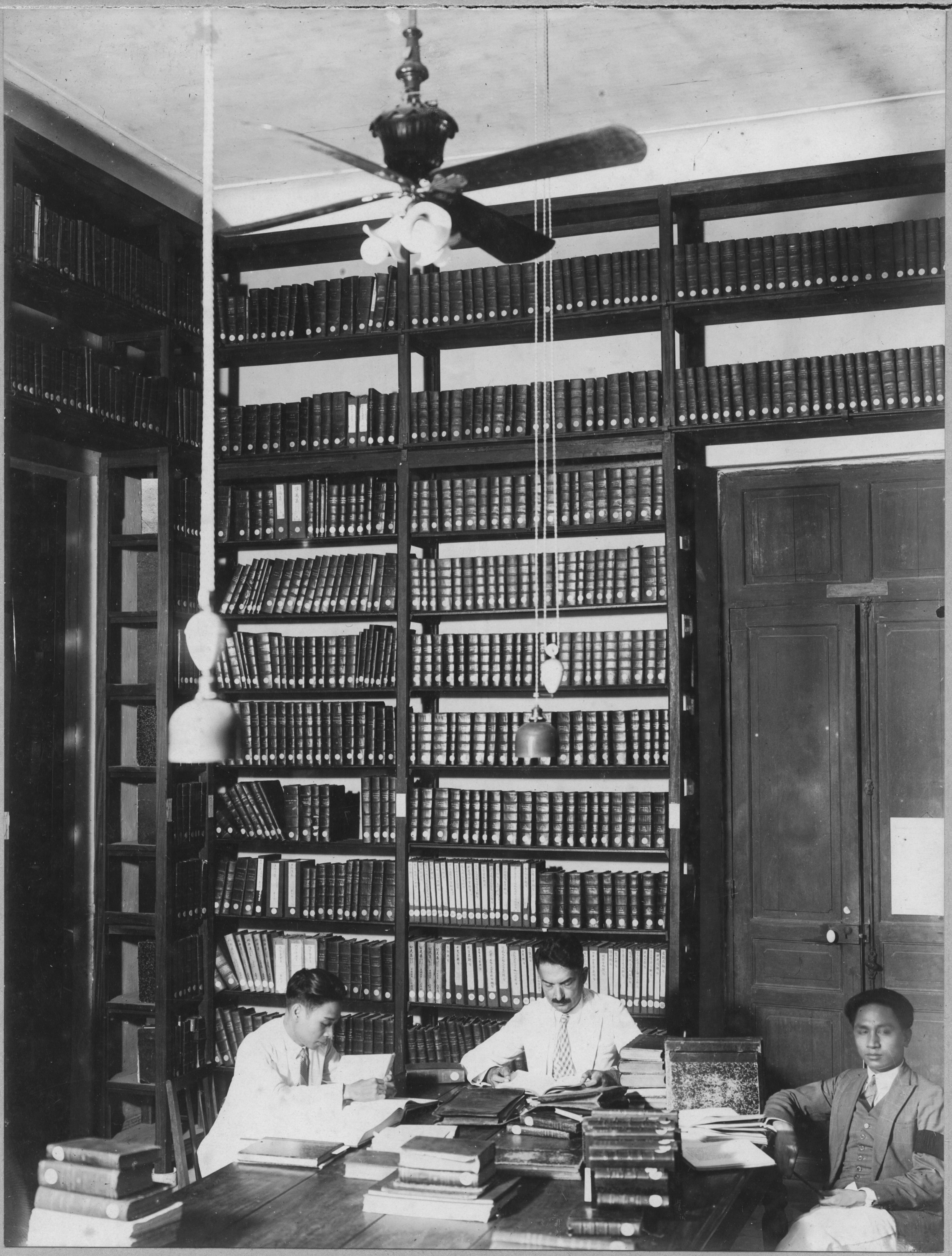 Salle de lecture de la bibliothèque de l'EFEO à Hanoi 