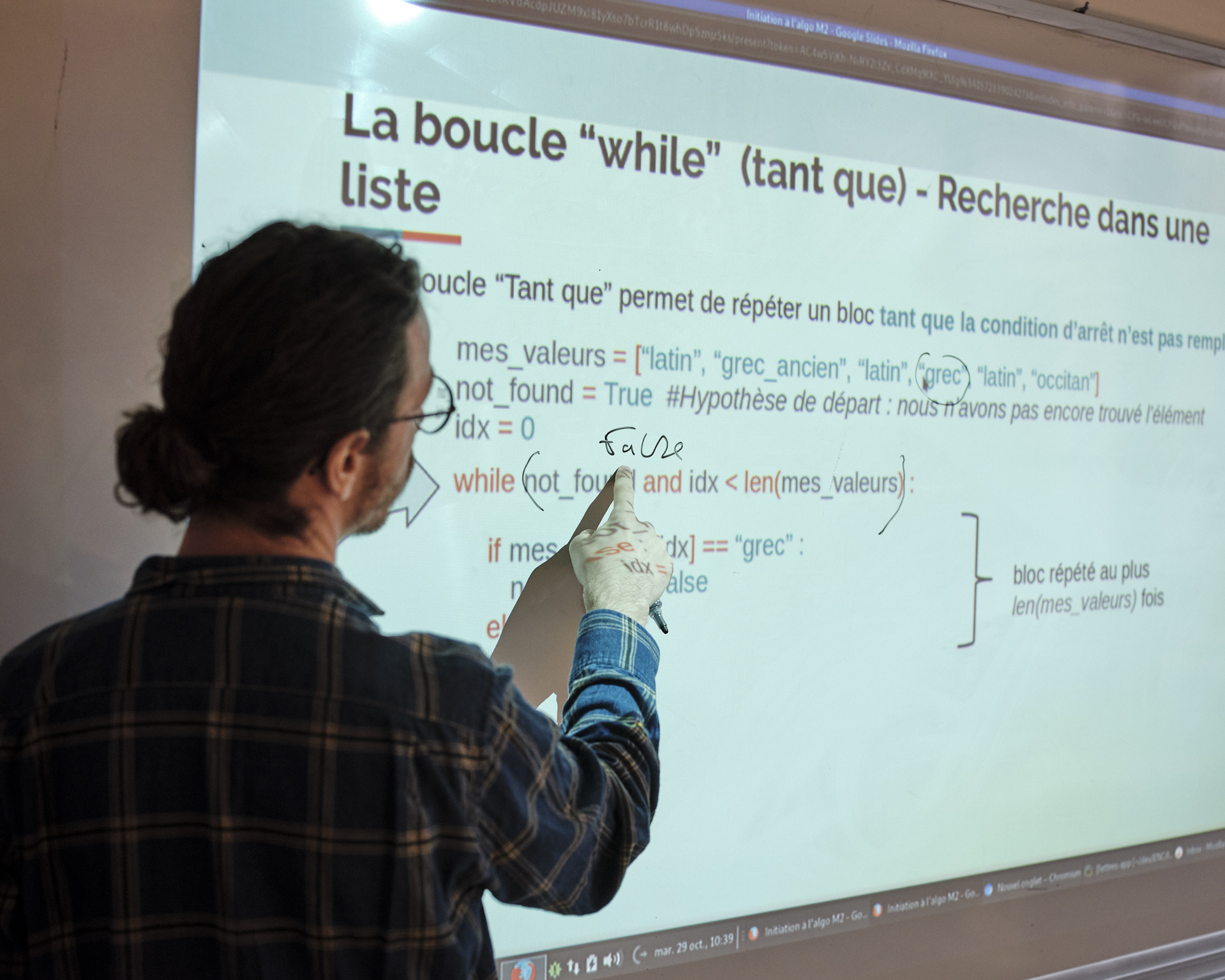 Cours de programmation des étudiants du master « Technologies numériques appliquées à l’histoire » avec Julien Pilla