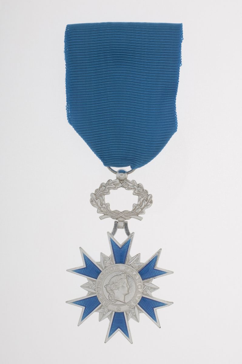 Insigne de l'ordre national du Mérite Avers