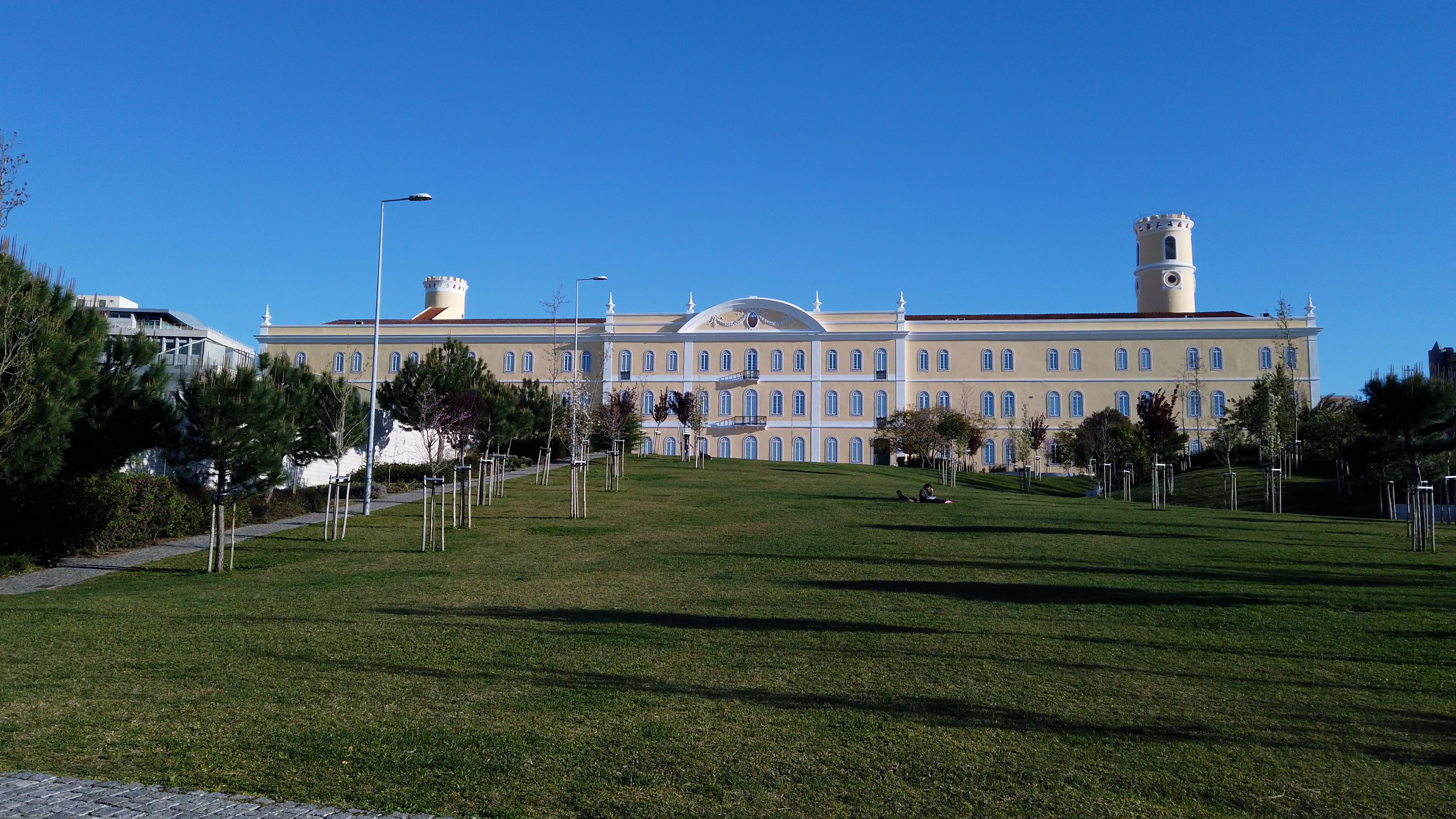 Façade du Colégio Almada Negreiros, NOVA FCSH, Campus de Campolide, Lisbonne 