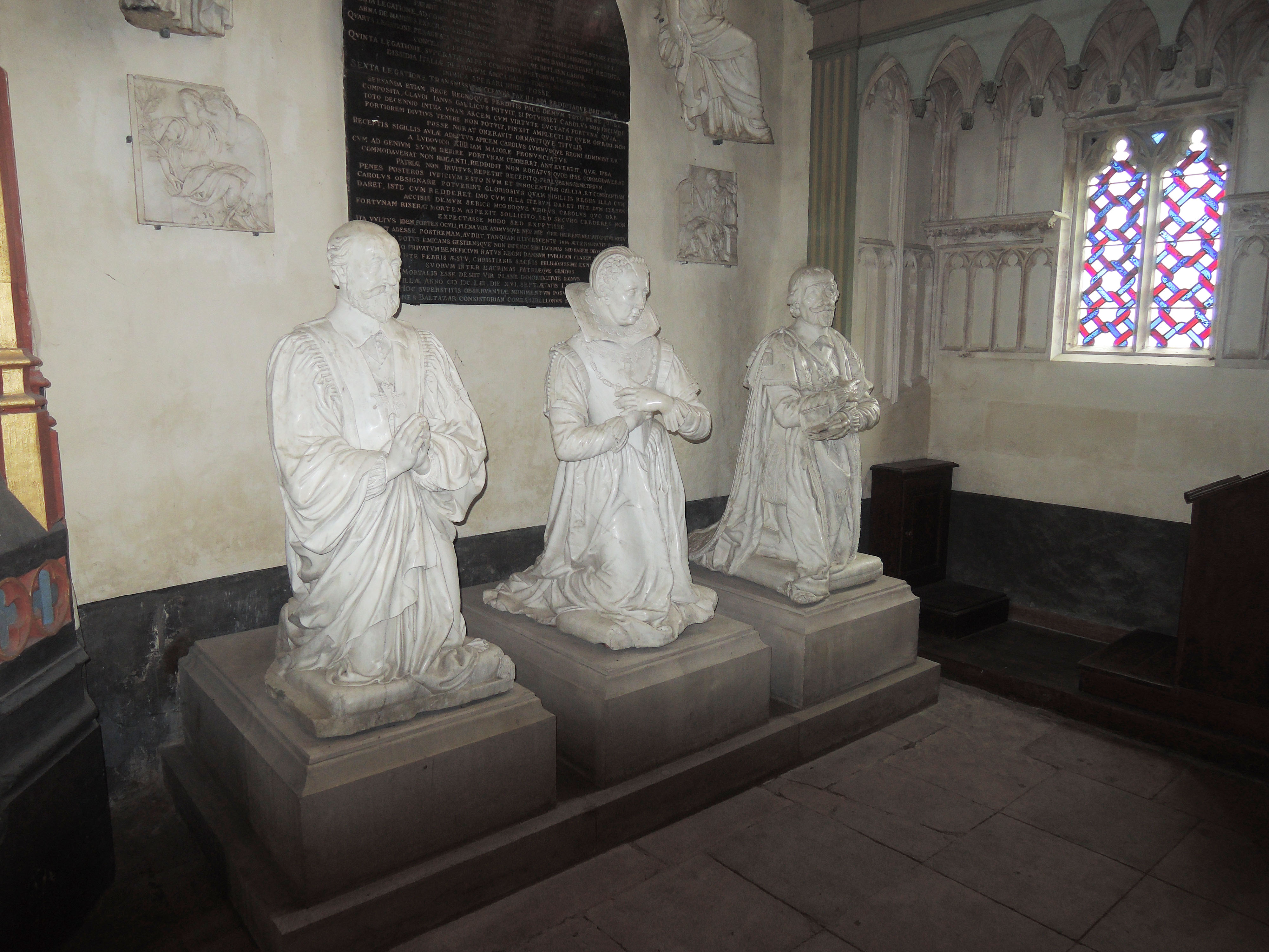 Guillaume de L'Aubespine, Marie de La Chastre, Charles de L'Aubespine, exécutés par Philippe de Buyster au <span class="s-rte__small-caps">XVII</span>ᵉ siècle, dans la chapelle des L'Aubespine, chapelle Saint-Ursin, cathédrale Saint-Étienne de Bourges 