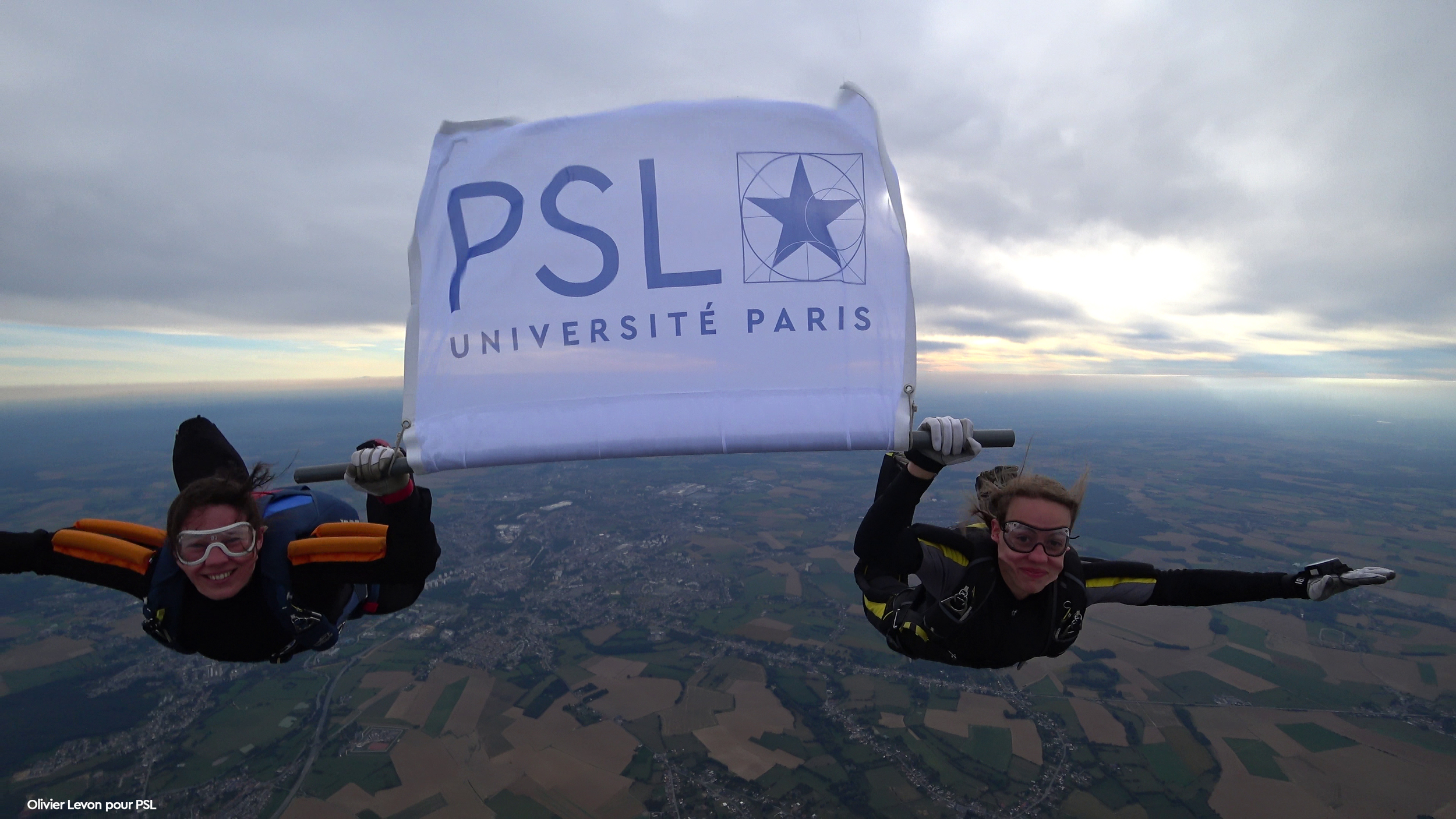 Initiation d'étudiants au parachutisme