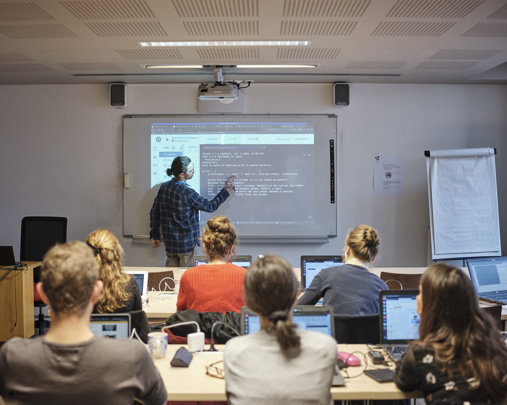 Vue de la salle informatique lors d'un cours de programmation