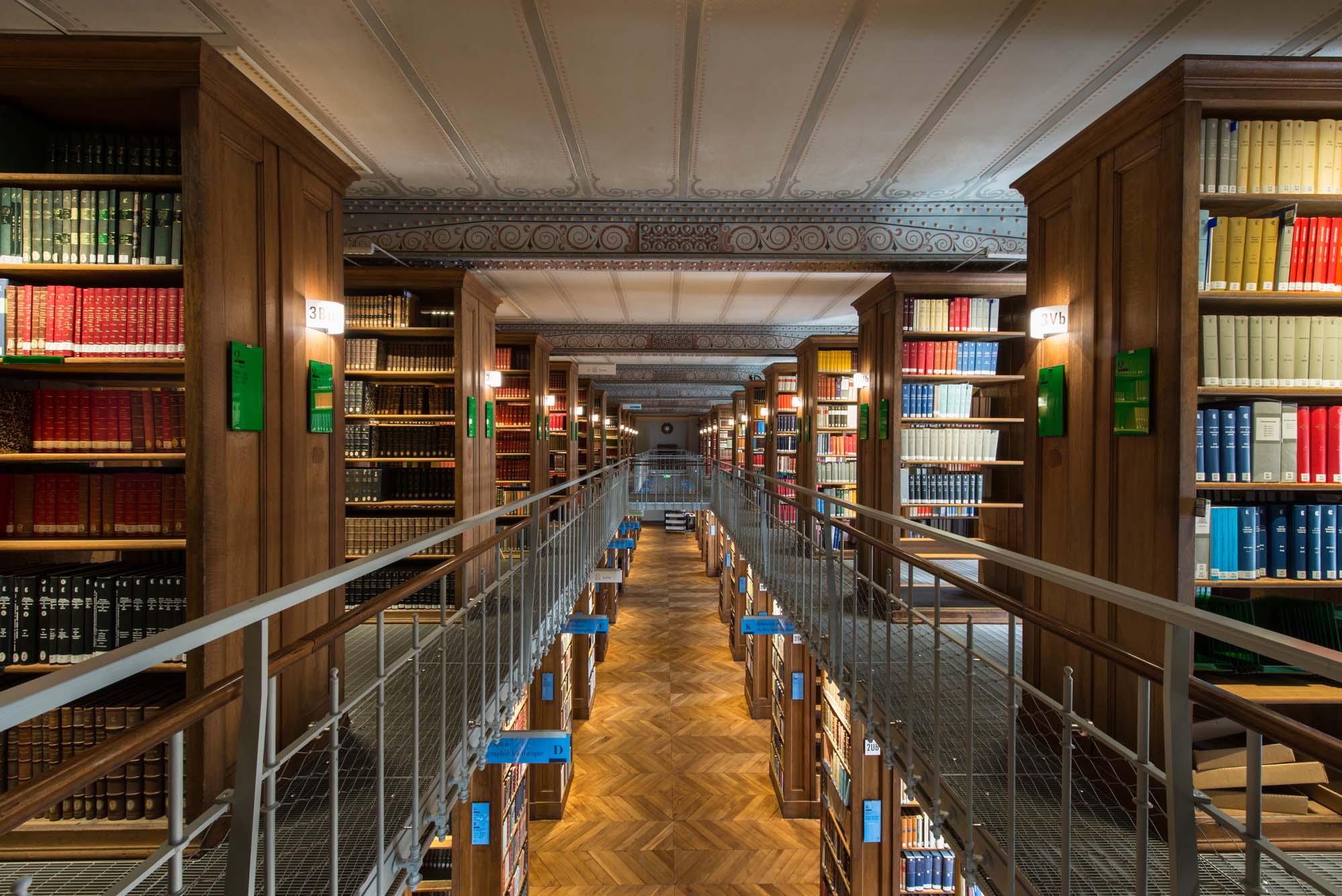 Vue des magasins de la bibliothèque de l'École des chartes - PSL