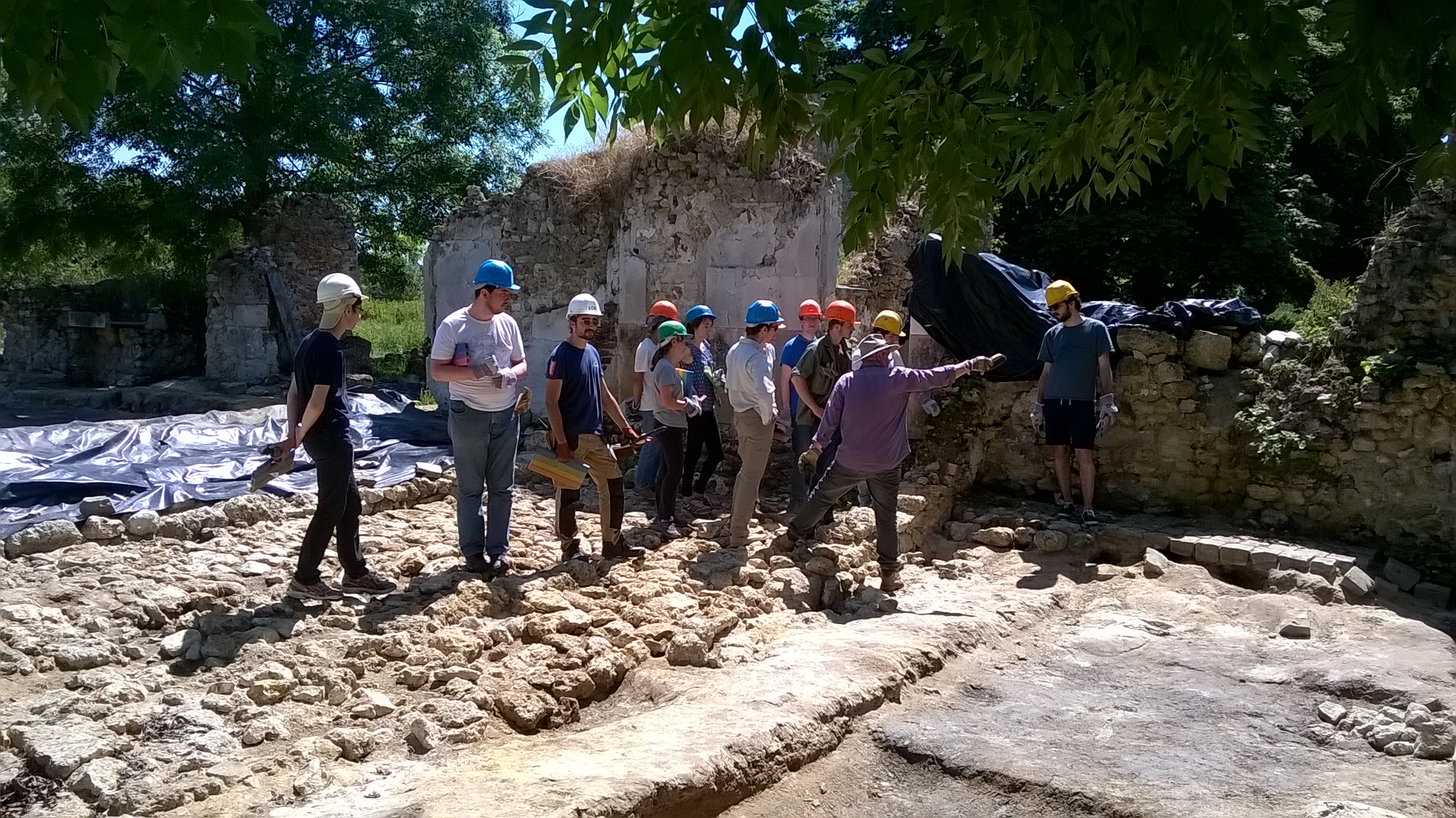 Les élèves en chantier-école archéologique à Jouars-Ponchartrain 