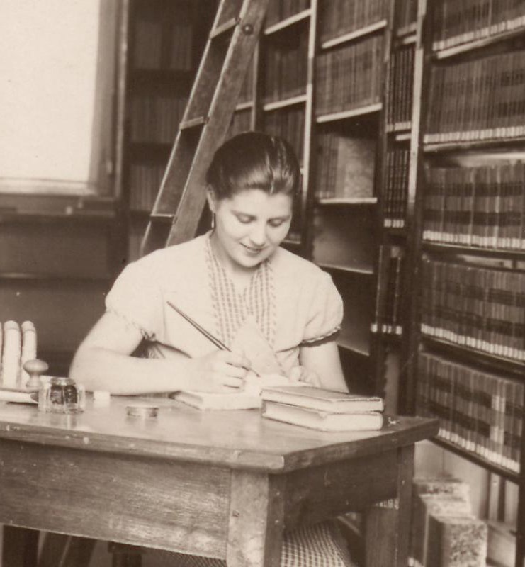 Personnel de la bibliothèque de Soissons au travail - Années 1930 ? 