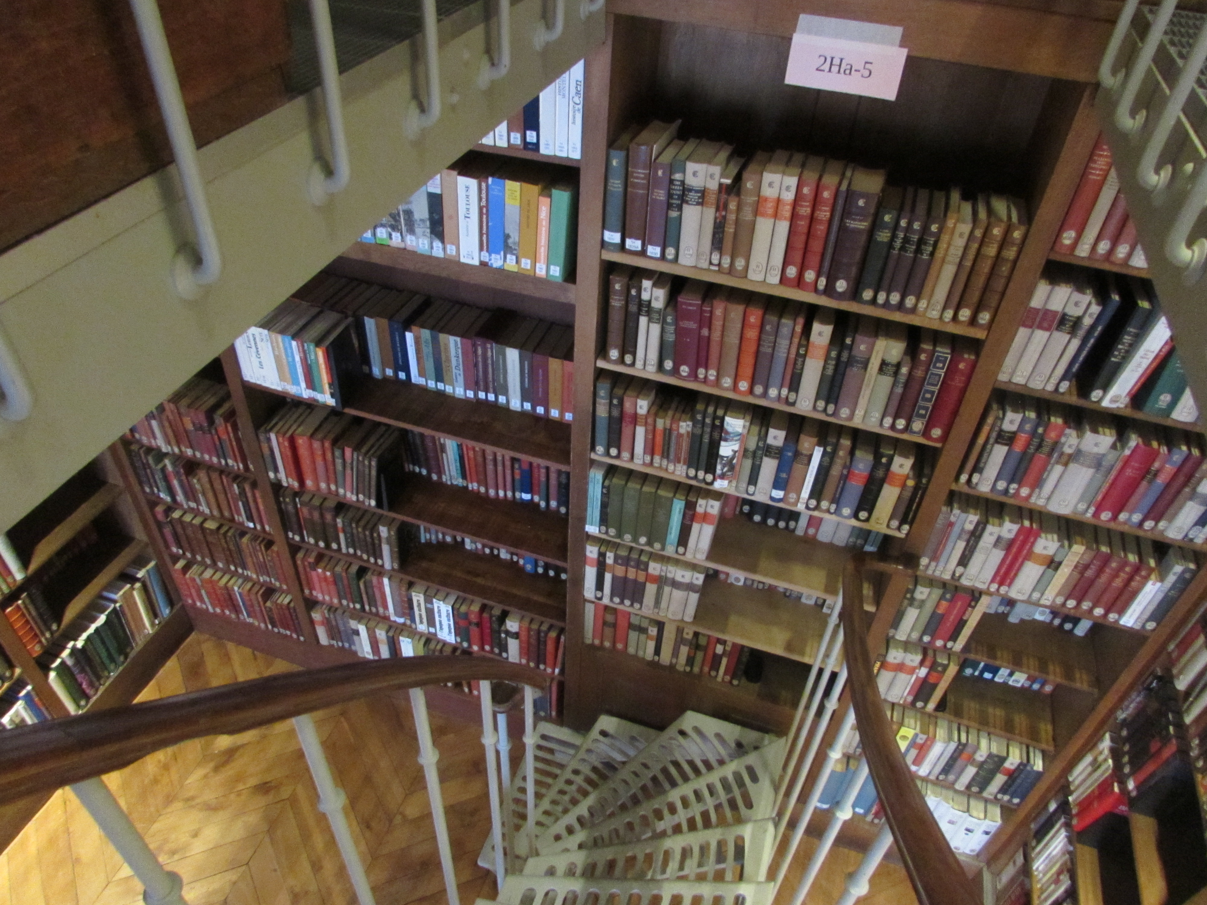 Rayonnages de la bibliothèque de l'École des chartes