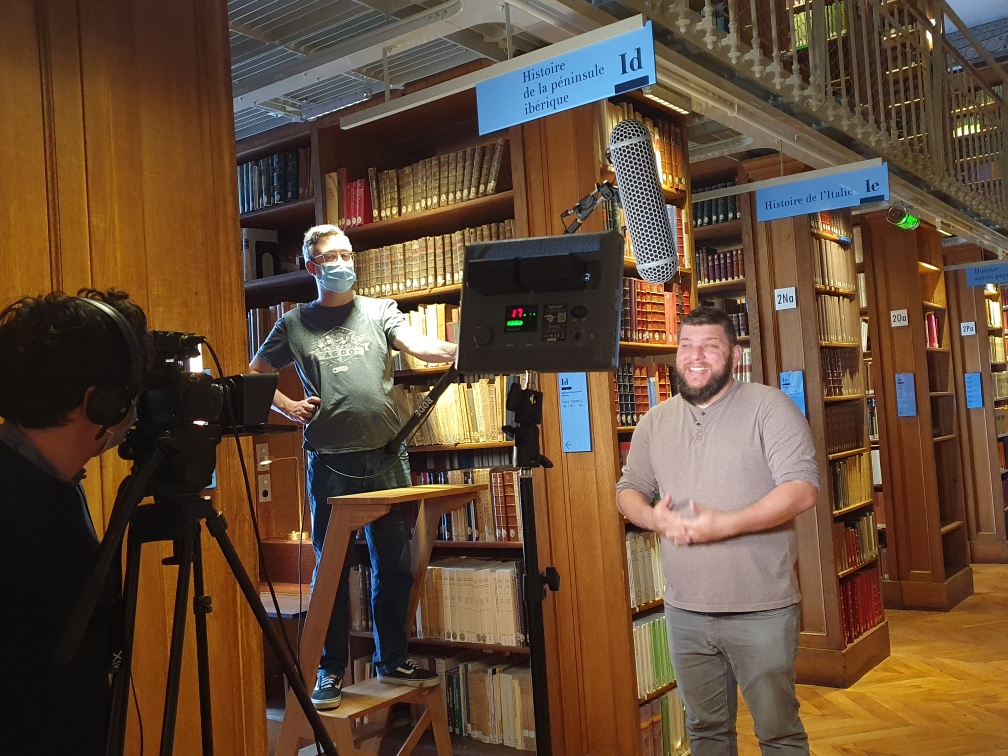 Tournage avec Benjamin Brillaud dans la bibliothèque