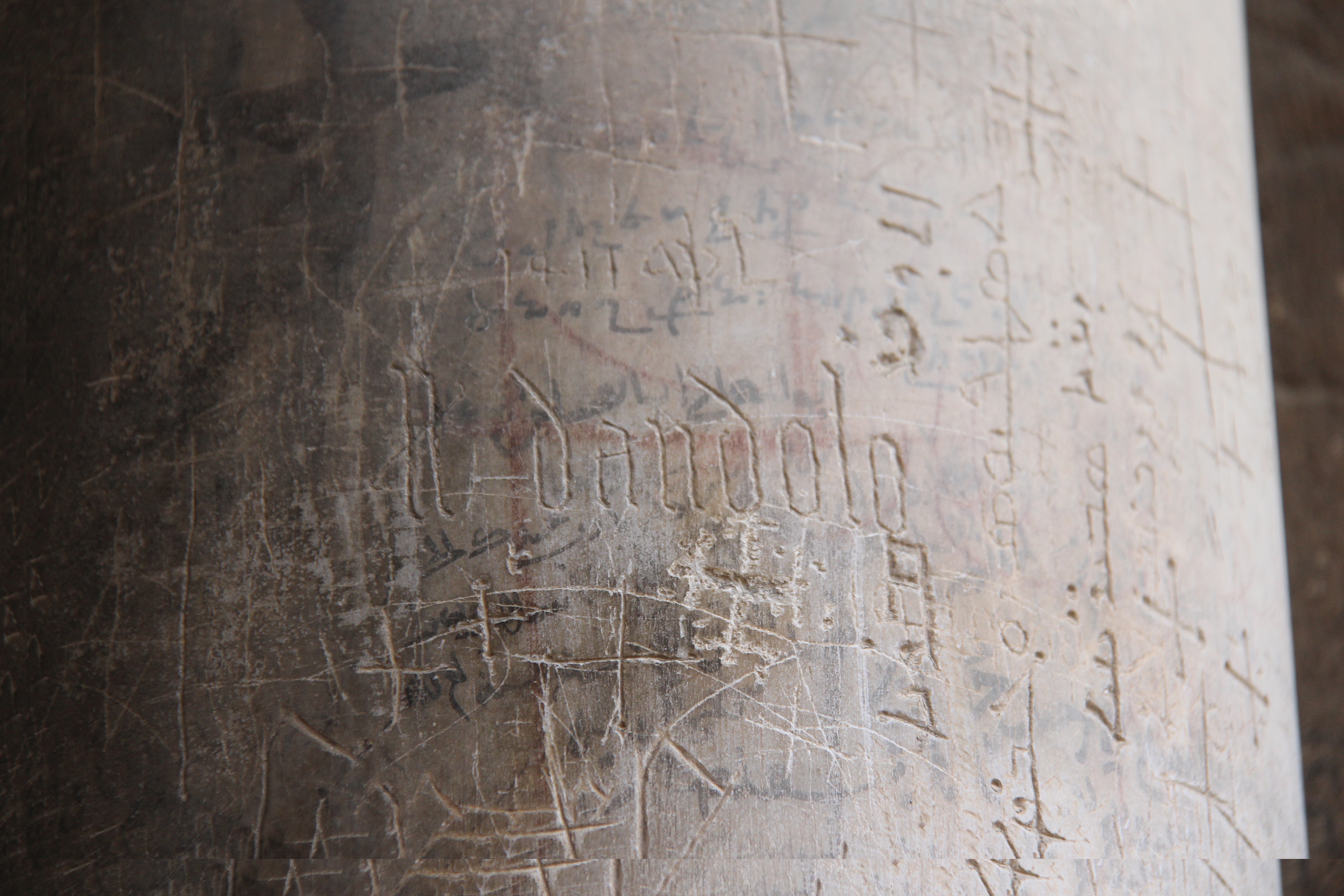 Image décorative : graffitis sur l’une des colonnes du portail du Saint-Sépulcre, Jérusalem