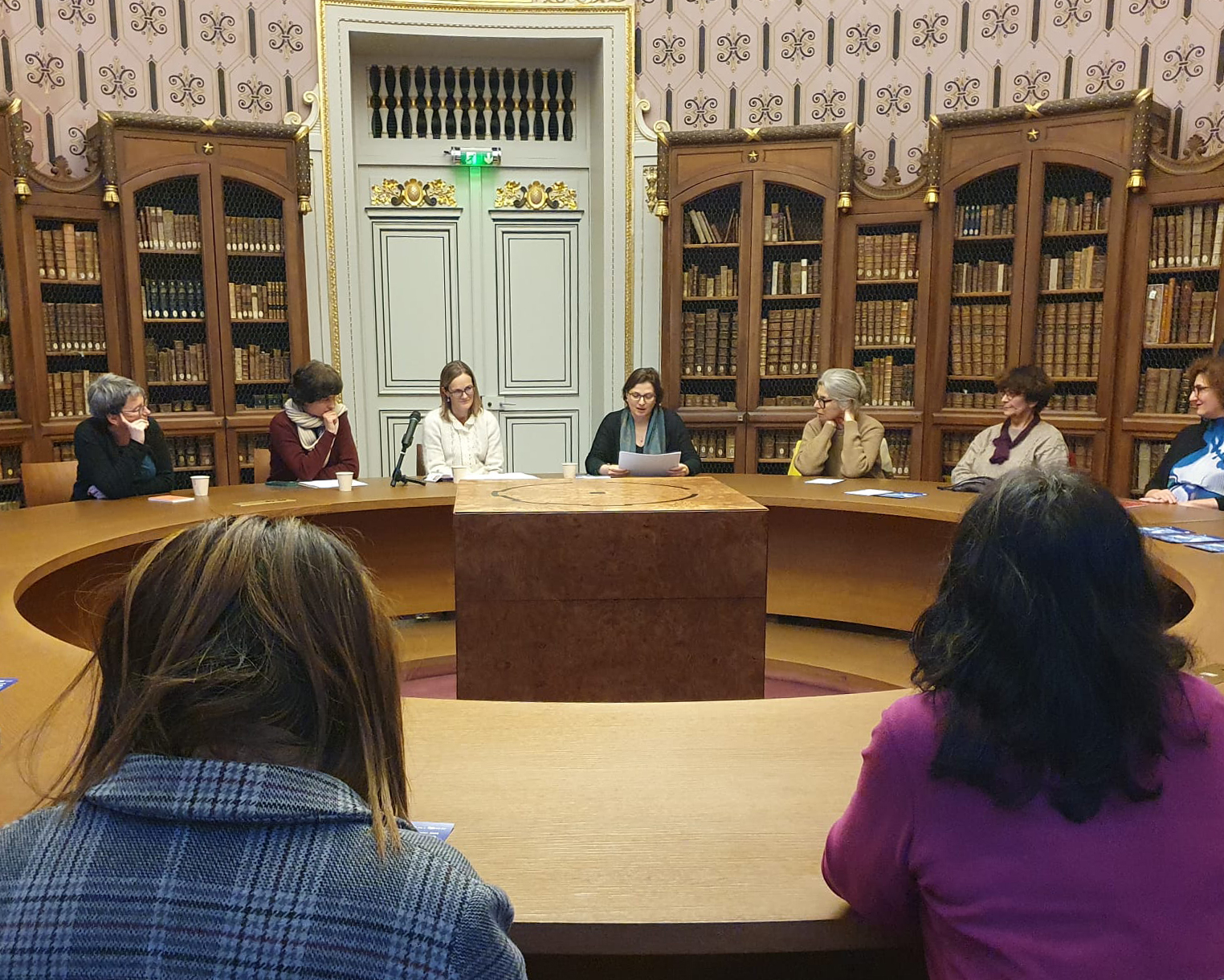 Image décorative : Lecture dans la Rotonde Henri-Jean Martin lors de la 9e édition des Nuits de la lecture