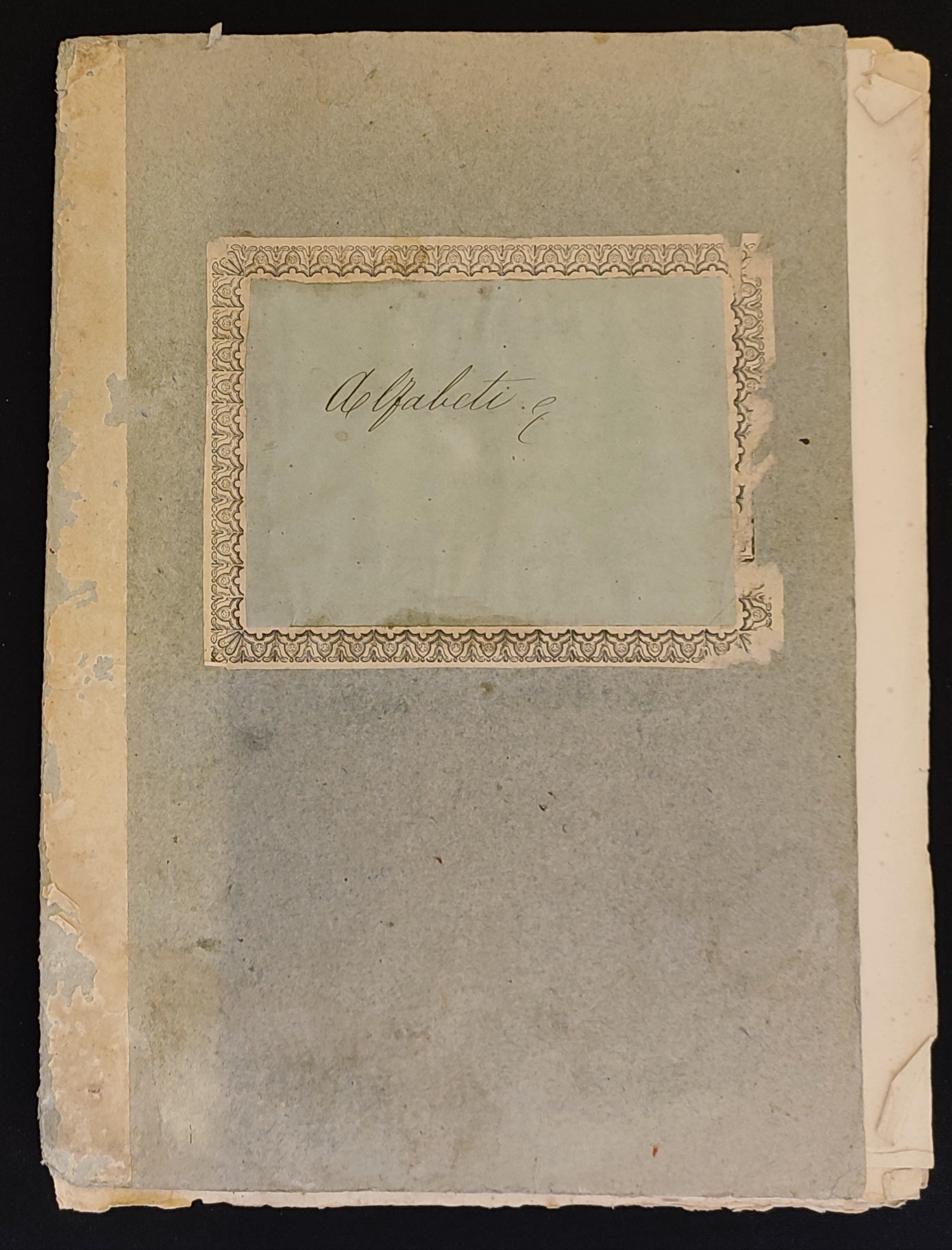 Image décorative : Chemise de carton ornée d’une étiquette qui porte la mention manuscrite, en italien, « alfabeti » © Bibliothèque de l‘École nationale des chartes - PSL