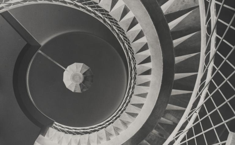 Image décorative : Paul Henrot, "Escalier de l’IRSID (Institut de recherche de la sidérurgie) à Saint-Germain-en-Laye", 1953, négatif souple. Don Marcelle Henrot, 1987 © DR © Photo : MAD Paris / Christophe Dellière 