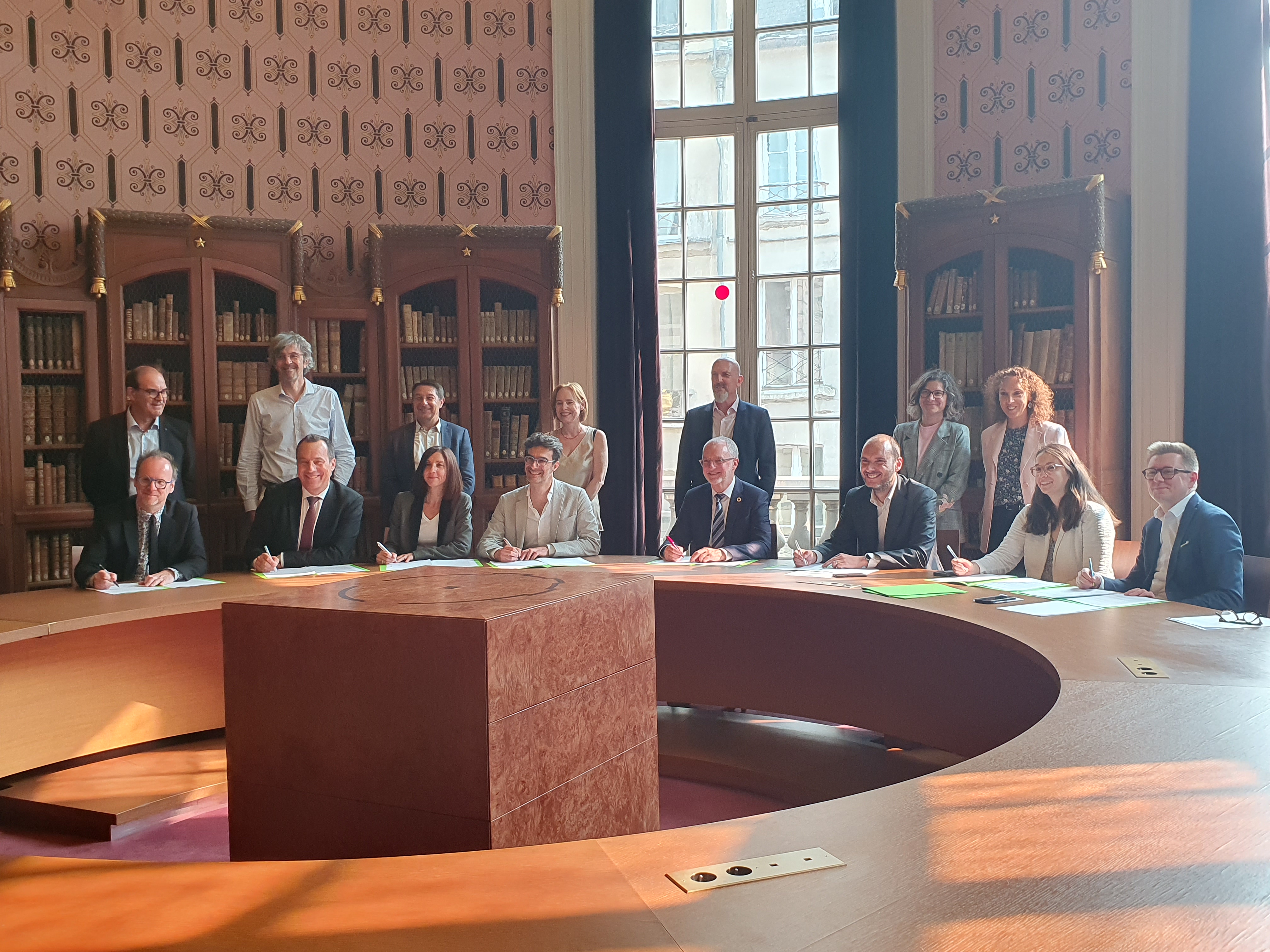 Image décorative : les signataires de la convention « Agir ensemble pour des campus durables », le 3 juin 2025 dans la Rotonde Henri-Jean Martin © ENC - PSL