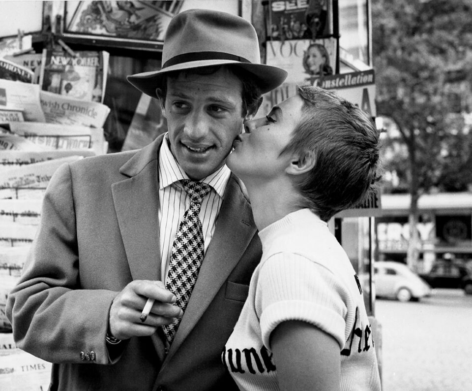 Image décorative : "Baiser de Belmondo et Seberg devant un kiosque des Champs-Élysées" dans "À bout de souffle" de Jean-Luc Godard. Photo hors film de Raymond Cauchetier, 1959. BnF, département des Arts du spectacle © Raymond Cauchetier