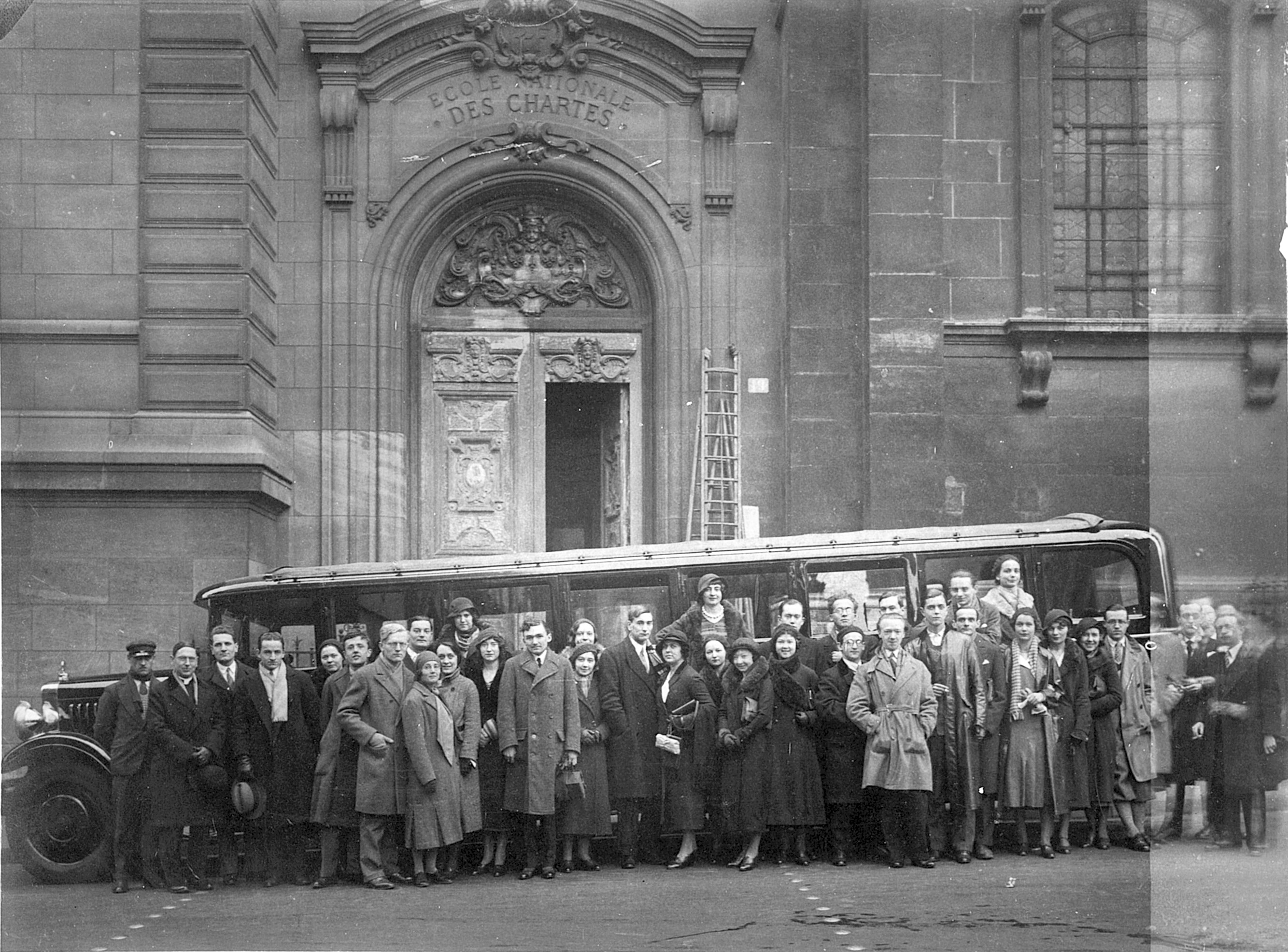Image décorative : départ en excursion en car, devant l'École des chartes (vers 1930)
