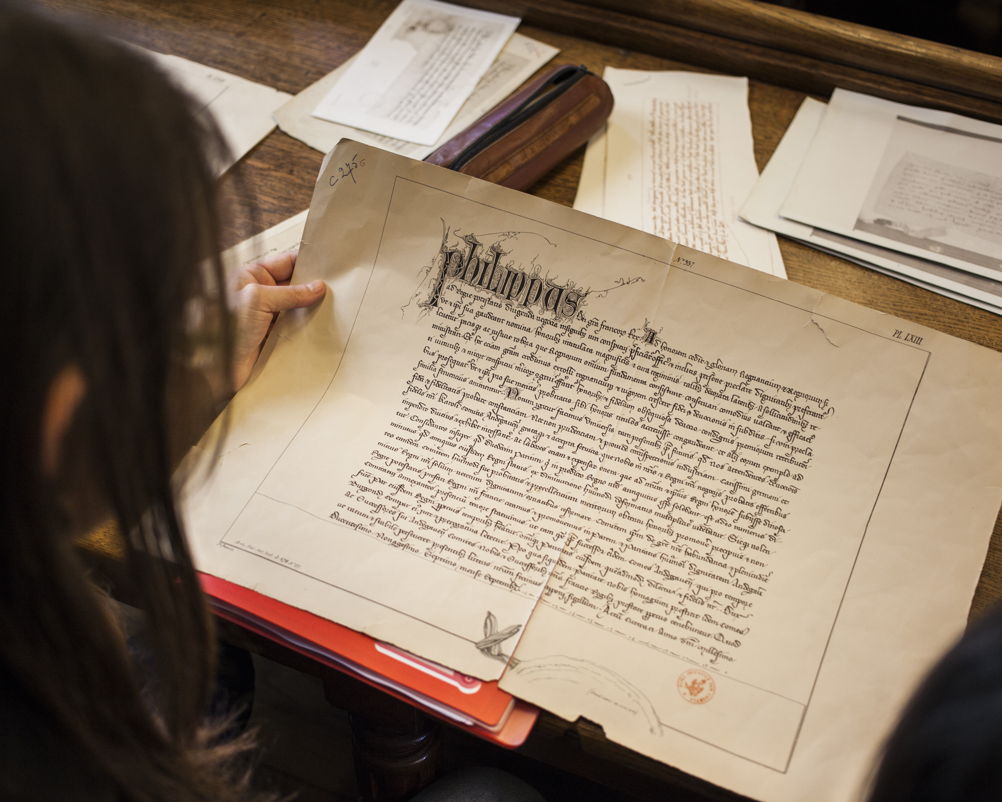 Image décorative : élève en cours de paléographie avec Marc Smith à la Sorbonne © ENC-PSL, cl. Myr Muratet (2014)