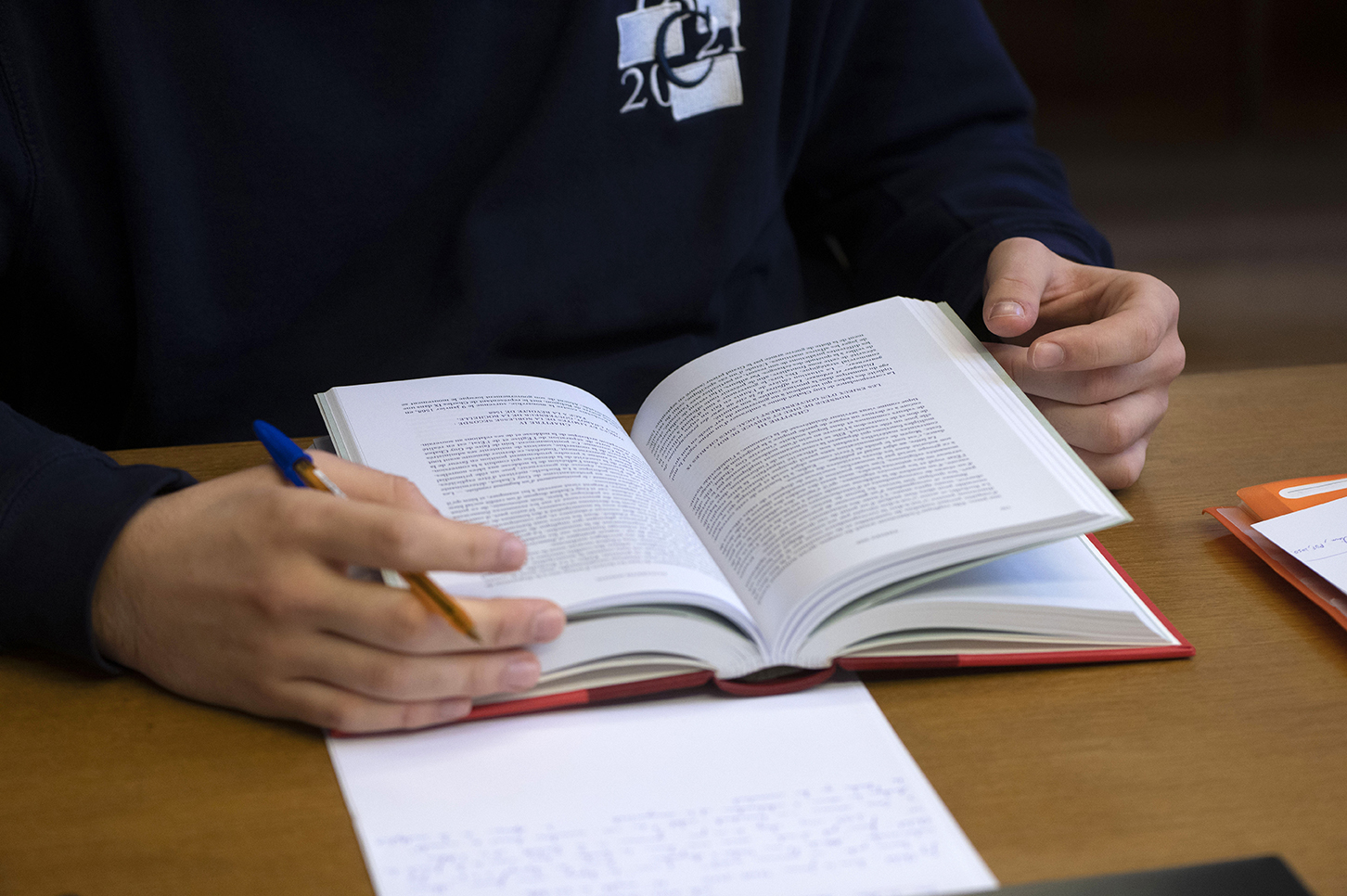 Élève à la bibliothèque © Enc - cl. Didier Plowy