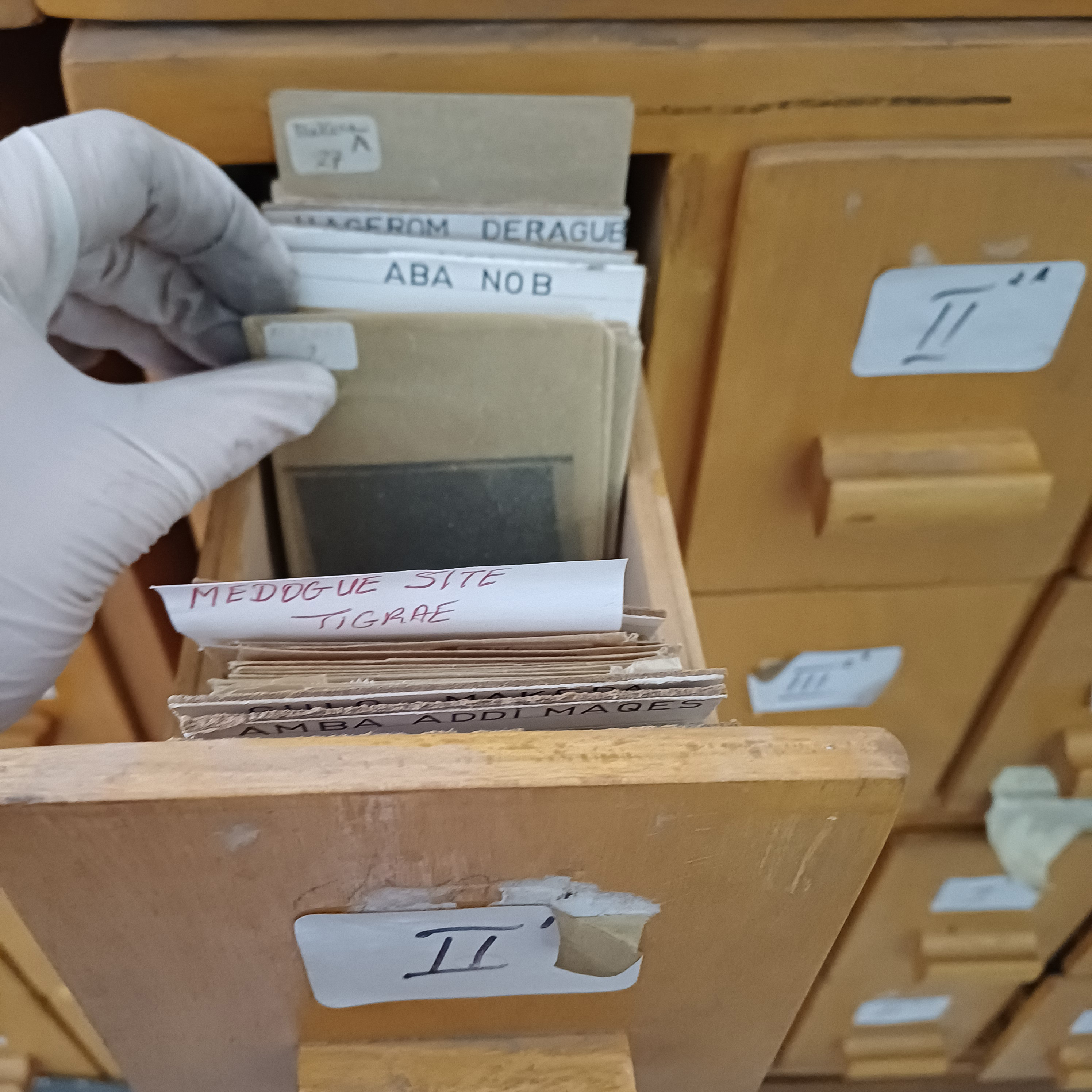 Image décorative : archives de l'EHA: fichiers, inventaires et documents audiovisuels