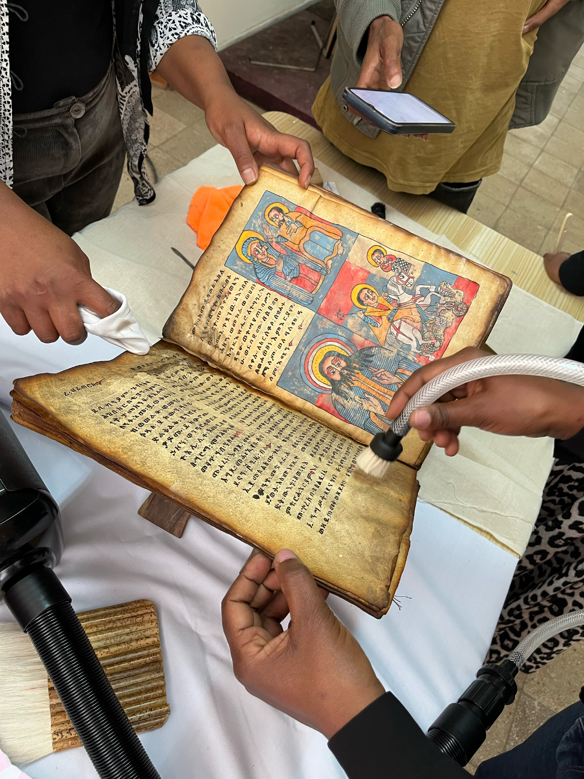 Image décorative : dépoussiérage de manuscrits éthiopiens par aspiration © Coralie Barbe