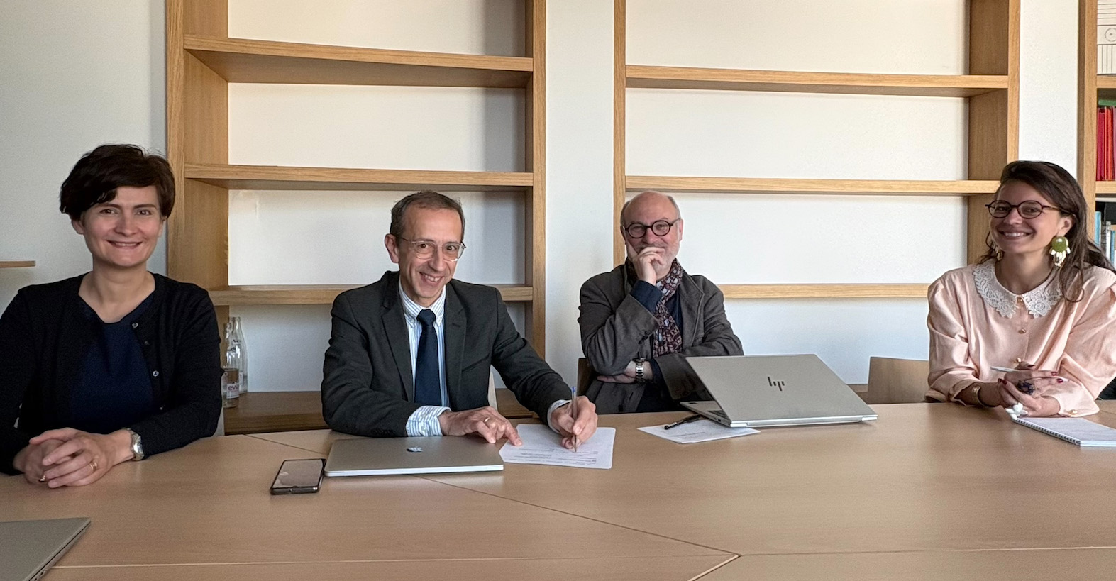 Image décorative : de gauche à droite : Elsa Marguin-Hamon, directrice de la recherche et des relations internationales, Jean-François Balaudé, administrateur provisoire, Christophe Gauthier, directeur du Centre Jean-Mabillon, et Héloïse Marmouset de La Taille, conseillère de coopération et d'action culturelle adjointe de l'Ambassade