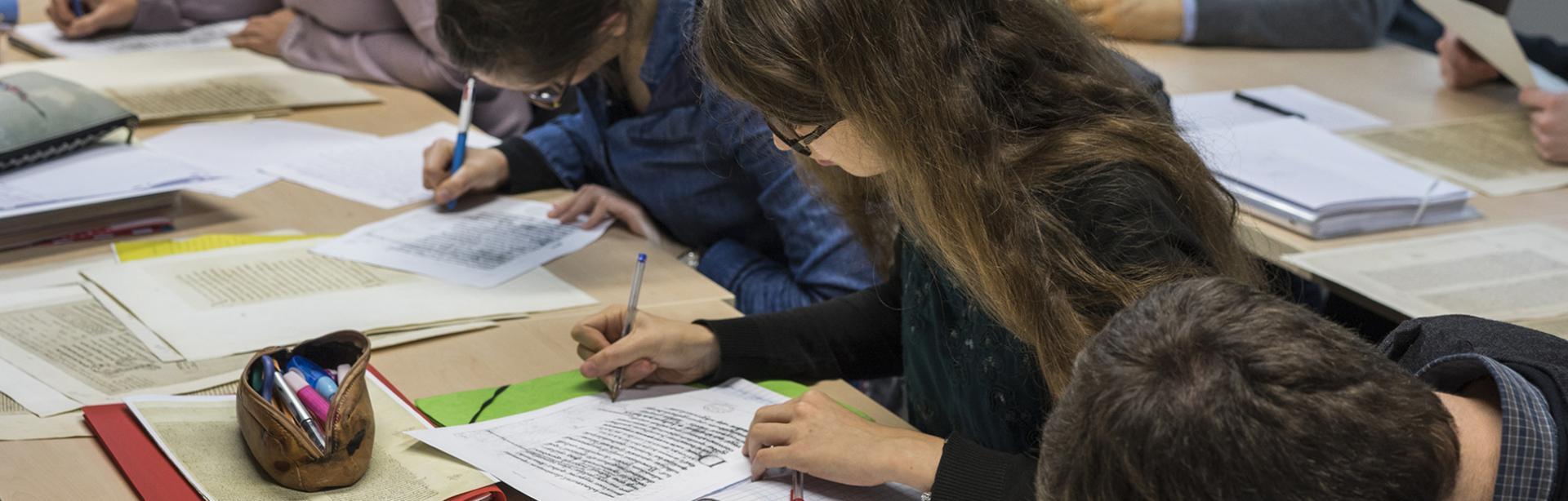 Élèves en cours de paléographie