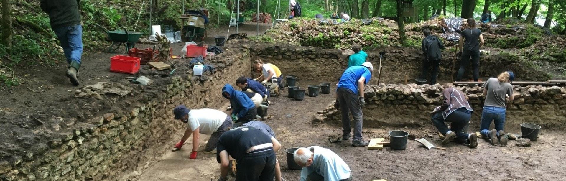 Les élèves dégagent la Villa Gallo-Romaine de La Millière (au Mesnuls, Yvelines)