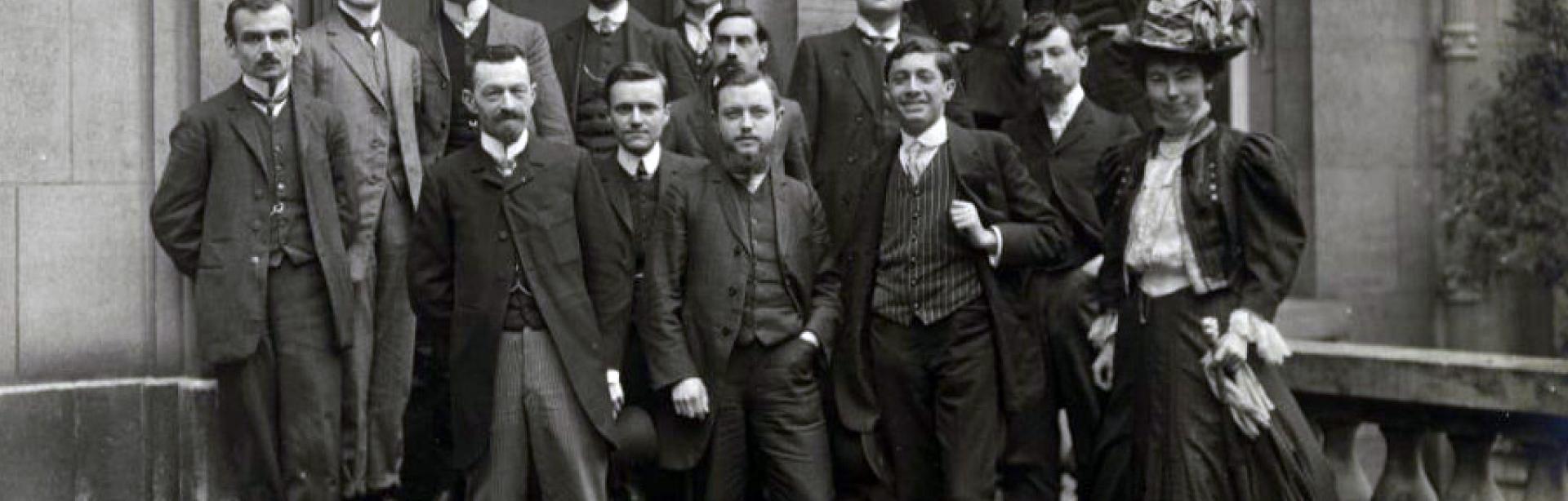Image décorative : photo de groupe des élèves de 2e année, avec Geneviève Aclocque (cours d’honneur de la Sorbonne, 1908)