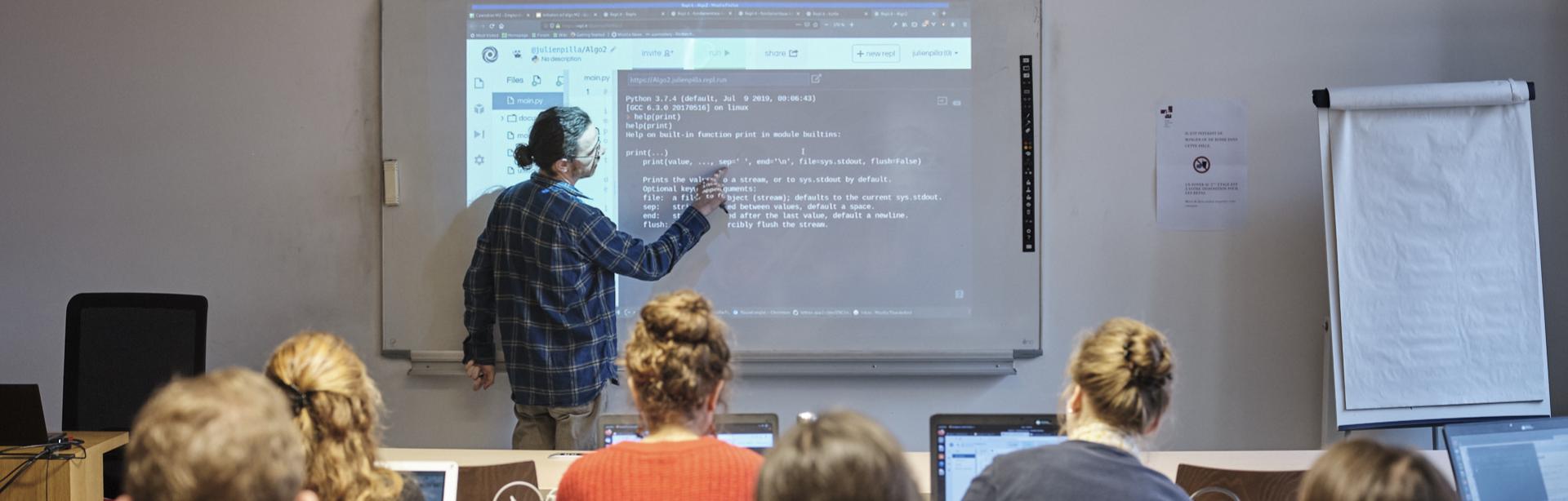 Vue de la salle informatique lors d'un cours de programmation