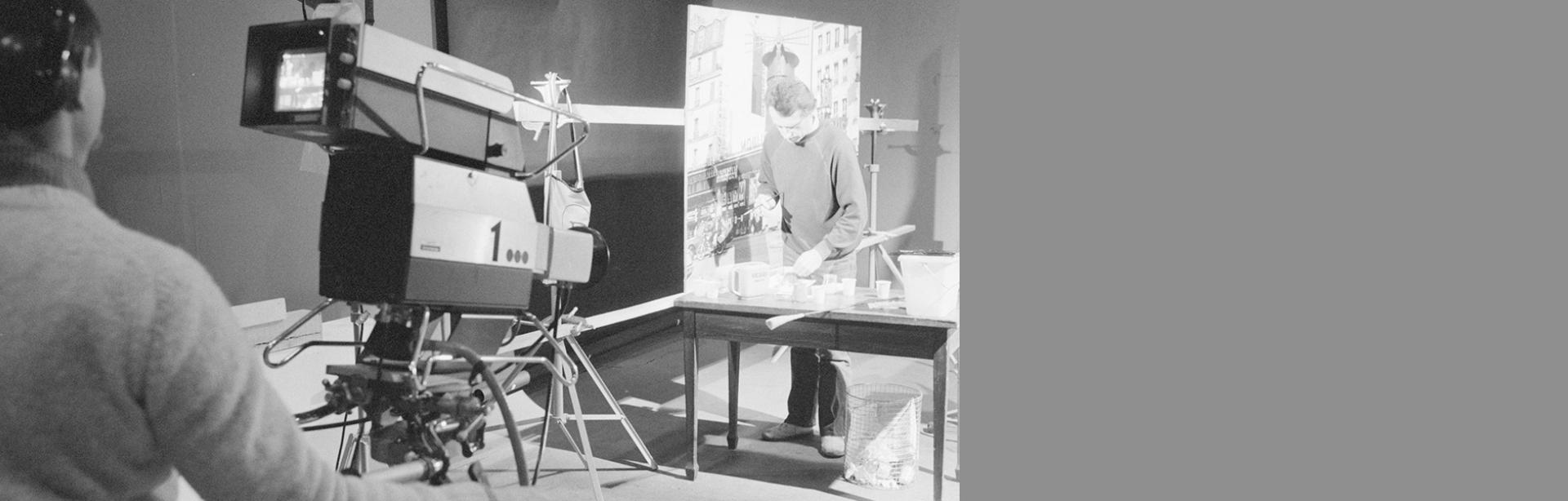 Gérard Fromanger au travail dans le studio vidéo du Centre Pompidou, en parallèle de l’exposition Gérard Fromanger - Tout est allumé (1980)