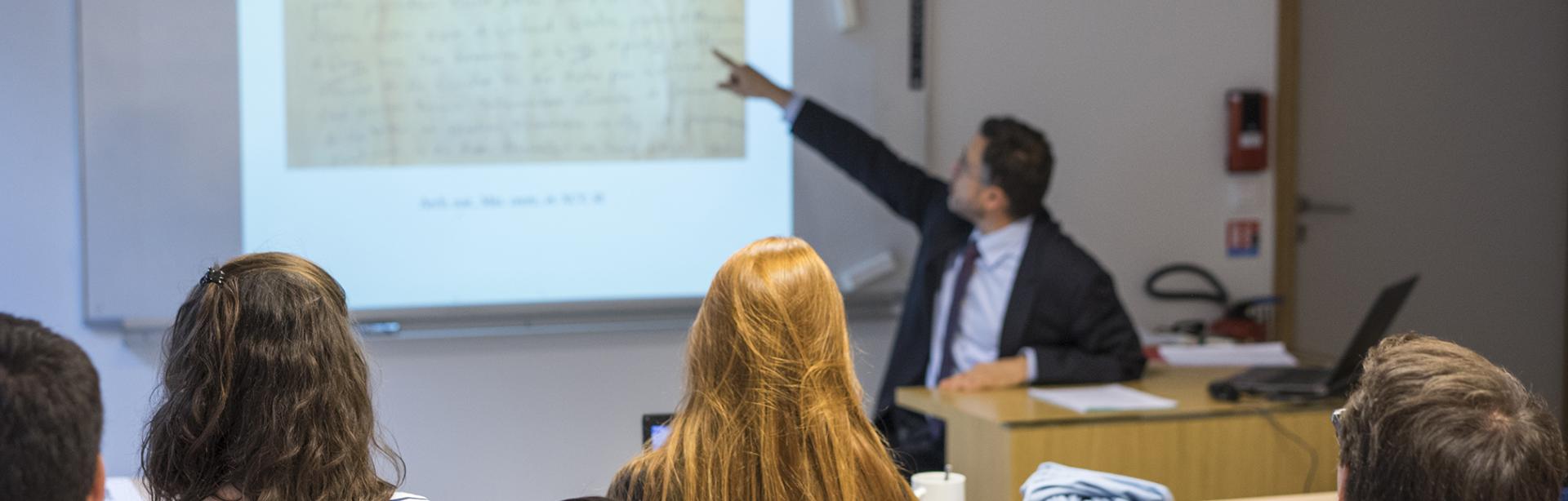 Image décorative : cours donné par Olivier Poncet, professeur d’Archivistique, diplomatique et histoire des institutions de l’époque moderne © ENC - cl. Myr Muratet