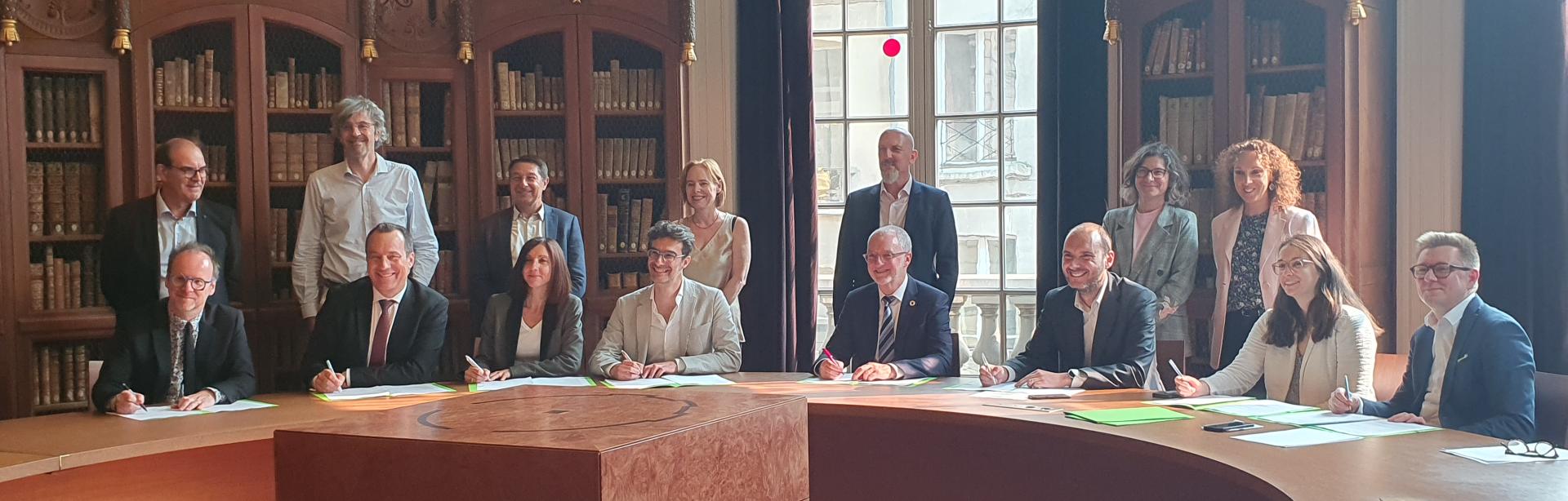 Image décorative : les signataires de la convention « Agir ensemble pour des campus durables », le 3 juin 2025 dans la Rotonde Henri-Jean Martin © ENC - PSL