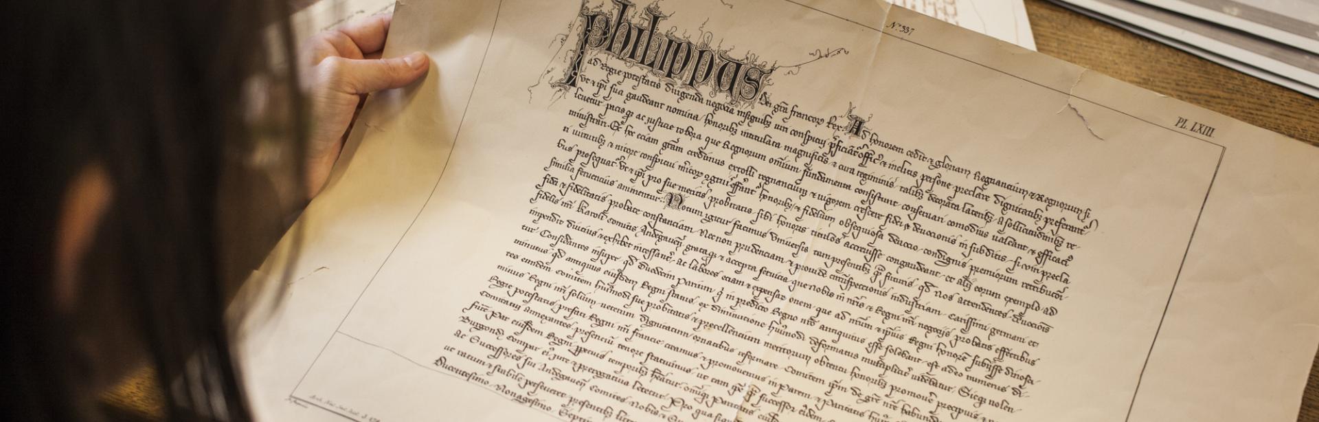 Image décorative : élève en cours de paléographie avec Marc Smith à la Sorbonne © ENC-PSL, cl. Myr Muratet (2014)