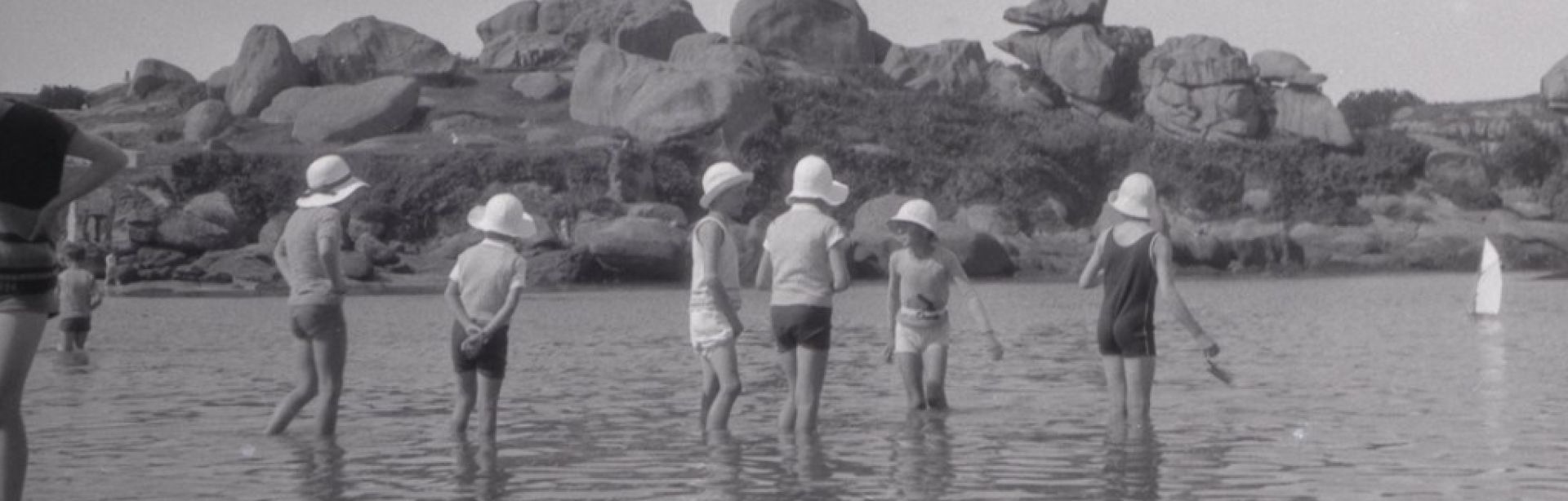 Image décorative : enfants sur la plage de Ploumanac'h à Perros-Guirec © Gallica (BnF) - cl. Marcel Maillard (1899-1977)