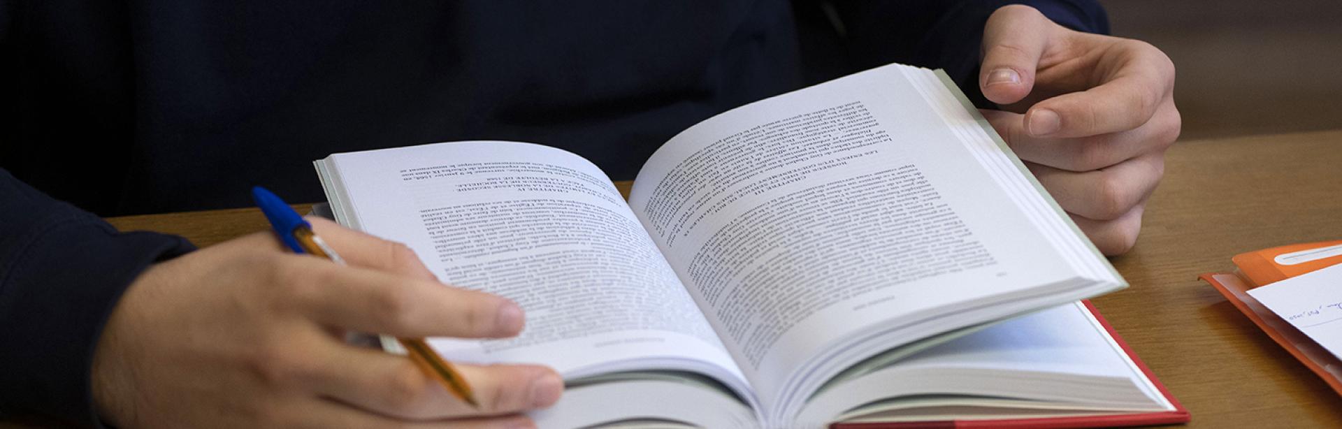 Élève à la bibliothèque © Enc - cl. Didier Plowy