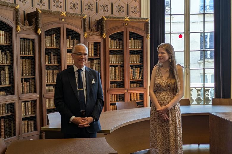 Image décorative : Gilles Etrillard, président de la Fondation Etrillard, et Éléonore Quirouard-Frileuse (prom. 2025), lauréate du « Prix Fondation Etrillard », le 25 juin 2025 © Fondation de l’École nationale des chartes - PSL