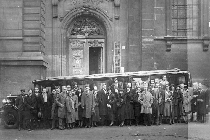 Image décorative : départ en excursion en car, devant l'École des chartes (vers 1930)