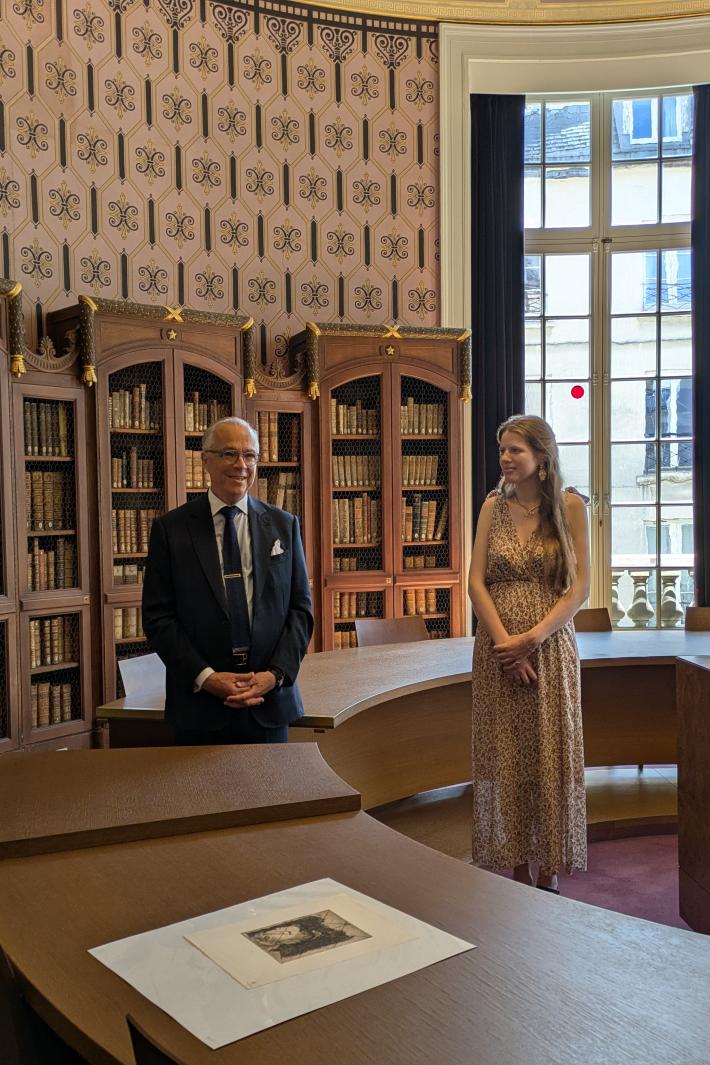 Image décorative : Gilles Etrillard, président de la Fondation Etrillard, et Éléonore Quirouard-Frileuse (prom. 2025), lauréate du « Prix Fondation Etrillard », le 25 juin 2025 © Fondation de l’École nationale des chartes - PSL