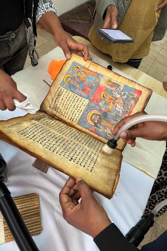 Image décorative : dépoussiérage de manuscrits éthiopiens par aspiration © Coralie Barbe