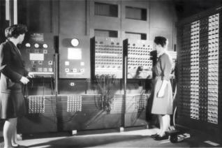 Deux femmes utilisant l’ENIAC