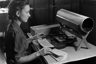 Une femme compile le recensement des États-Unis à l'aide d'un pantographe Hollerith (vers 1940) 