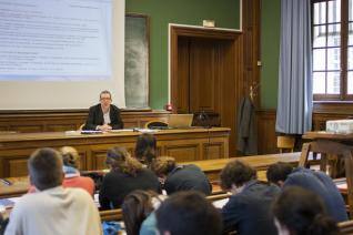Cours en grande salle à la Sorbonne