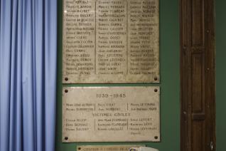 Plaques commémoratives dans l’ancienne grande salle de cours de l’École 