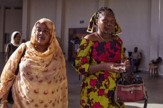 Haoua Brahim (à gauche) et Rachel Mouaba, victimes d'Hissène Habré, arrivent au tribunal à Dakar, le 7 septembre 