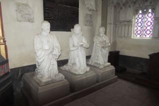 Guillaume de L'Aubespine, Marie de La Chastre, Charles de L'Aubespine, exécutés par Philippe de Buyster au <span class="s-rte__small-caps">XVII</span>ᵉ siècle, dans la chapelle des L'Aubespine, chapelle Saint-Ursin, cathédrale Saint-Étienne de Bourges 