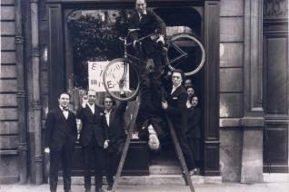 Photographie du groupe surréaliste lors du vernissage de l'exposition « Dada Max Ernst », le 2 mai 1921 - Auteur inconnu © Chancellerie des Universités de Paris - BLJD, Paris / cliché