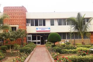 Façade de l’École de bibliothécaires, archivistes et documentalistes (EBAD), à Dakar