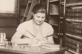 Personnel de la bibliothèque de Soissons au travail - Années 1930 ? 