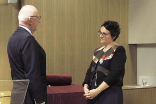 Michelle Bubenicek (prom. 1994) reçoit les insignes de chevalier de la Légion d’honneur