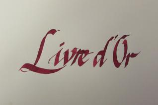 Calligraphie sur le livre d'or de l'inauguration du nouveau bâtiment de l'École 